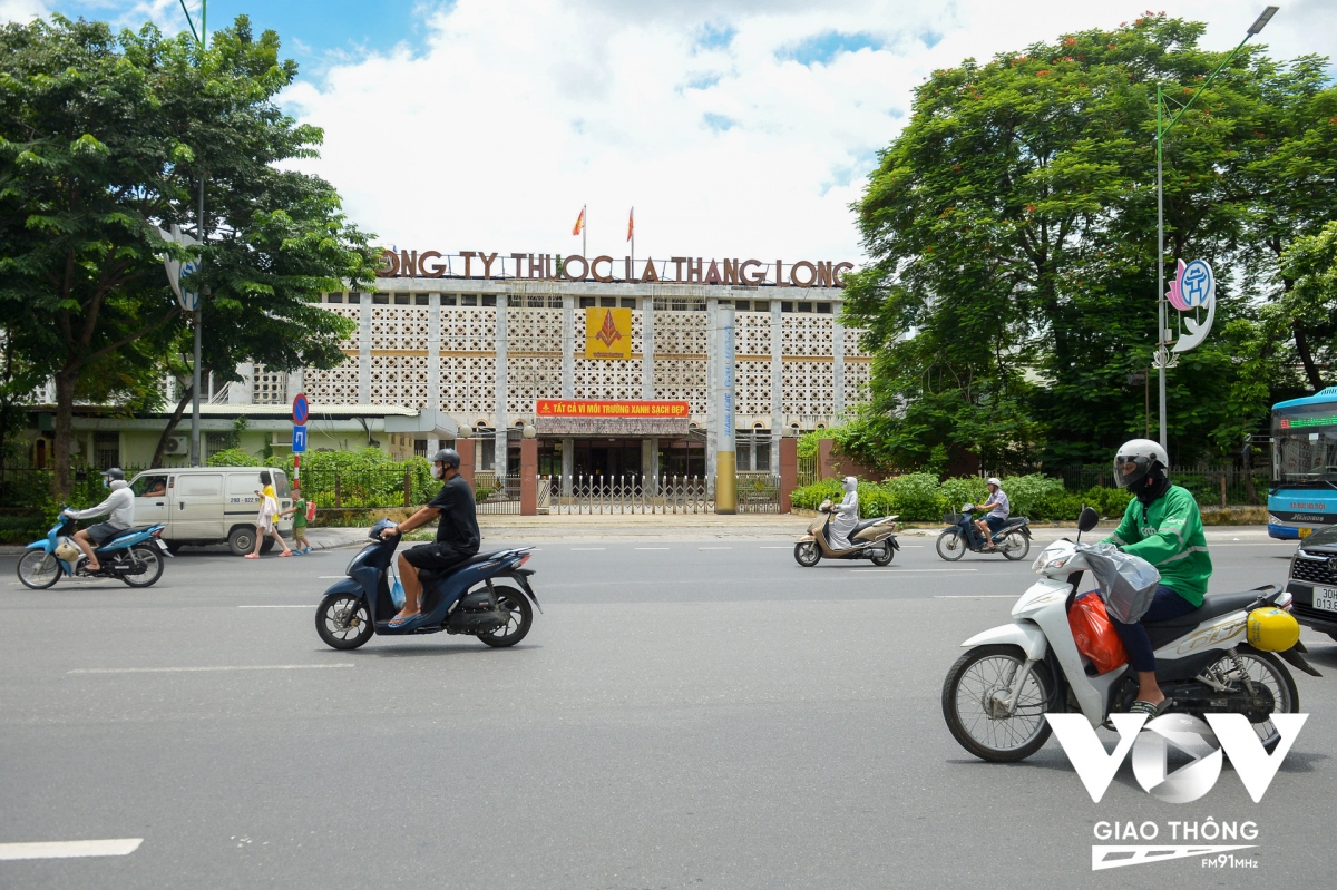 Ở hướng ngược lại, từ hầm chui Thanh Xuân đi Ngã Tư Sở, đoạn qua Công ty thuốc lá Thăng Long đã tháo dải phân cách cứng phân làn đường.