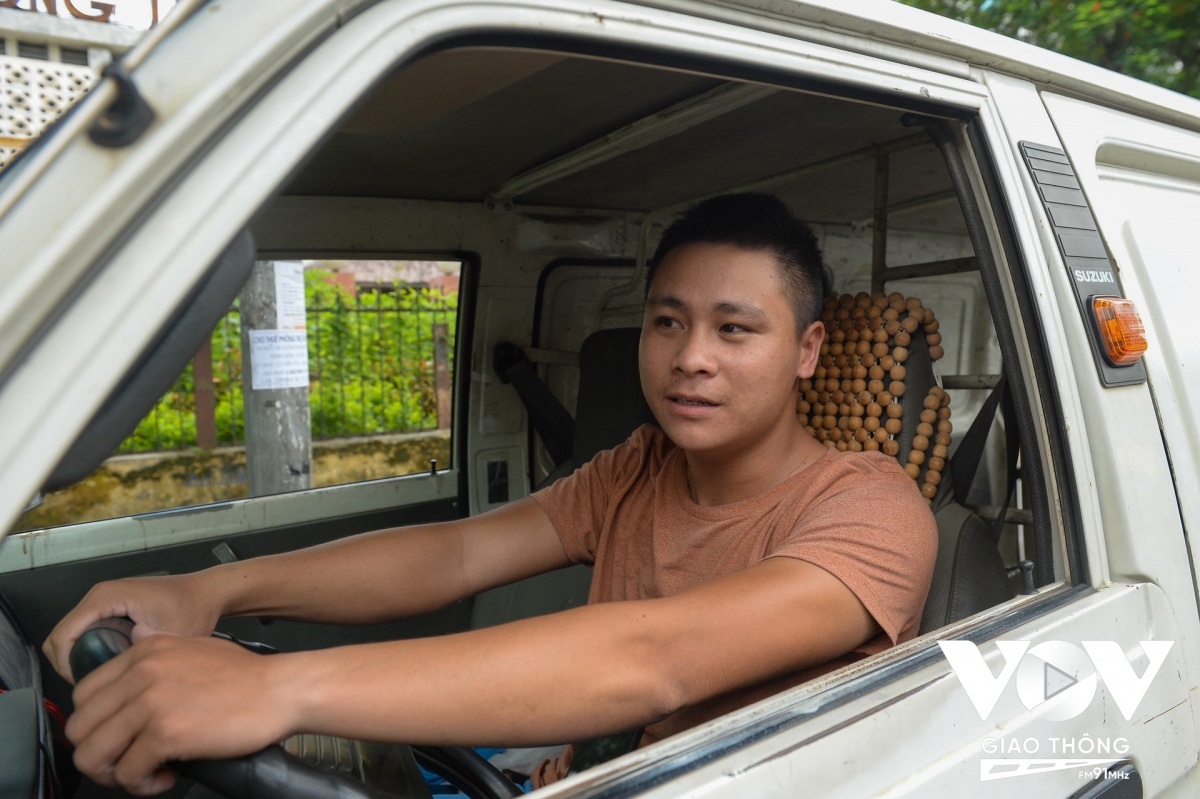 Tài xế Nguyễn Đức Dinh, quận Hoàng Mai, Hà Nội chia sẻ, việc điều chỉnh dải dải phân cách cứng phân làn trên đường Nguyễn Trãi giúp lưu thông thuận tiện hơn, tuy nhiên khi lưu thông cũng cần chú ý không lấn làn, tạt đầu để tránh gây tai nạn.