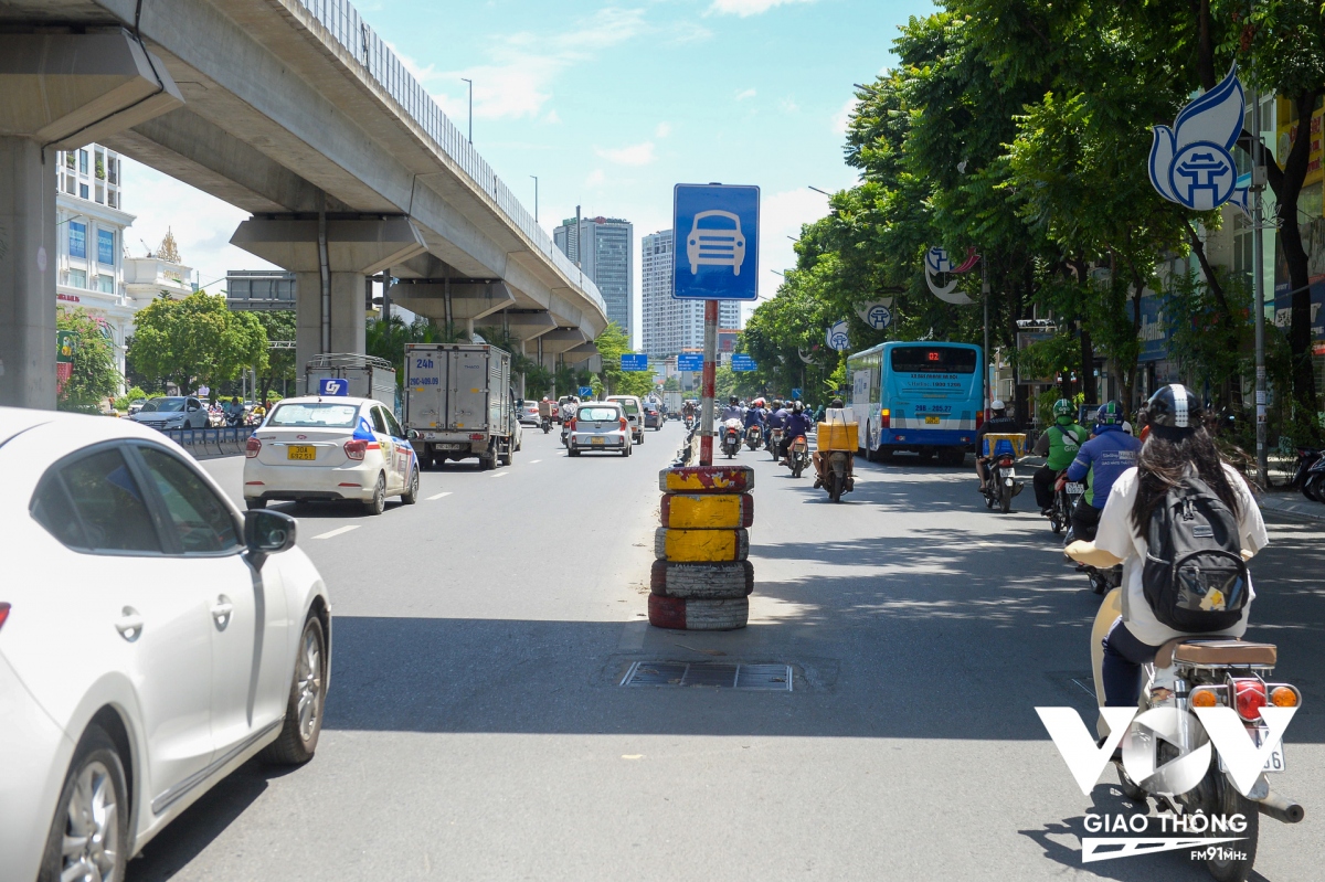 Sau điều chỉnh, hiện trên tuyến đường Nguyễn Trãi chỉ còn giữ lại 3 đoạn dải phân cách cứng phân làn đường tại khu vực hầm chui Thanh Xuân kéo dài qua đường Nguyễn Tuân, dải phân cách đoạn qua cầu đi bộ Thượng Đình và dải phân cách tại chân cầu vượt Ngã Tư Sở.