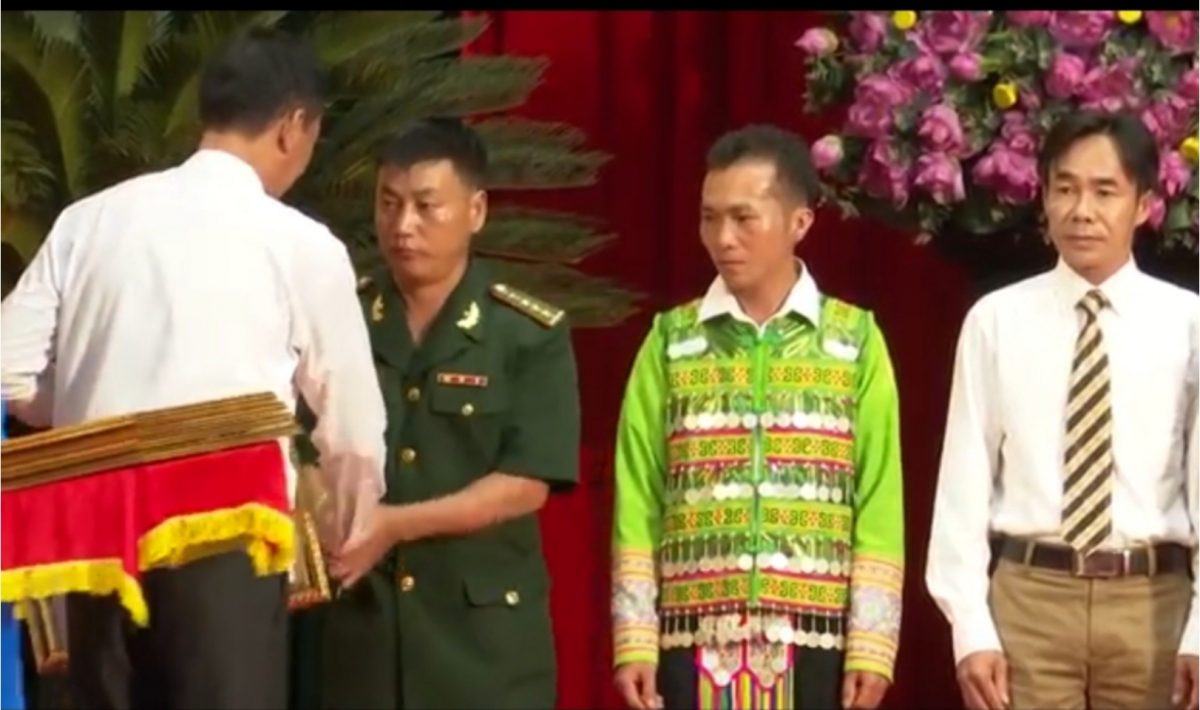 Đại uý Hơ Văn Di vinh dự được Chủ tịch UBND tỉnh tặng bằng khen