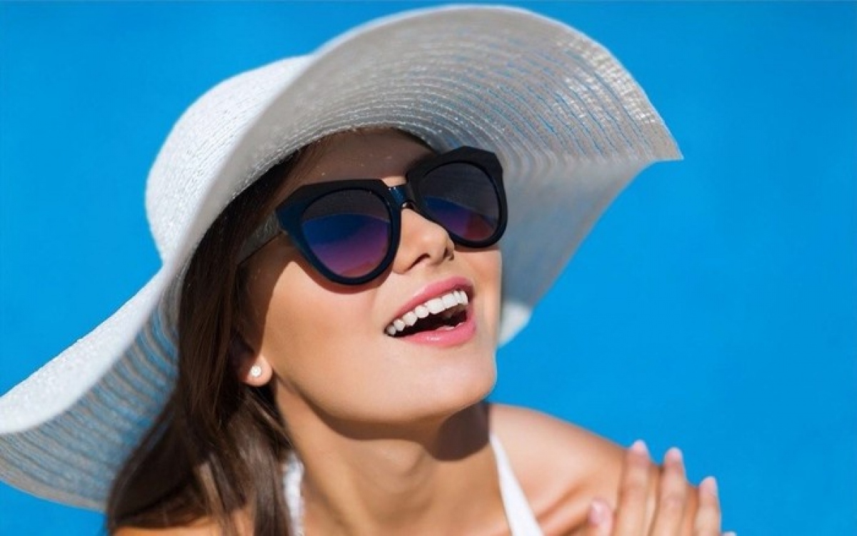 Không đeo kính râm: Nhíu mắt dưới ánh mặt trời hoặc khi nhìn điện thoại hay máy tính khiến da giữa hai lông mày và xung quanh mắt co cứng, gây ra nếp nhăn.