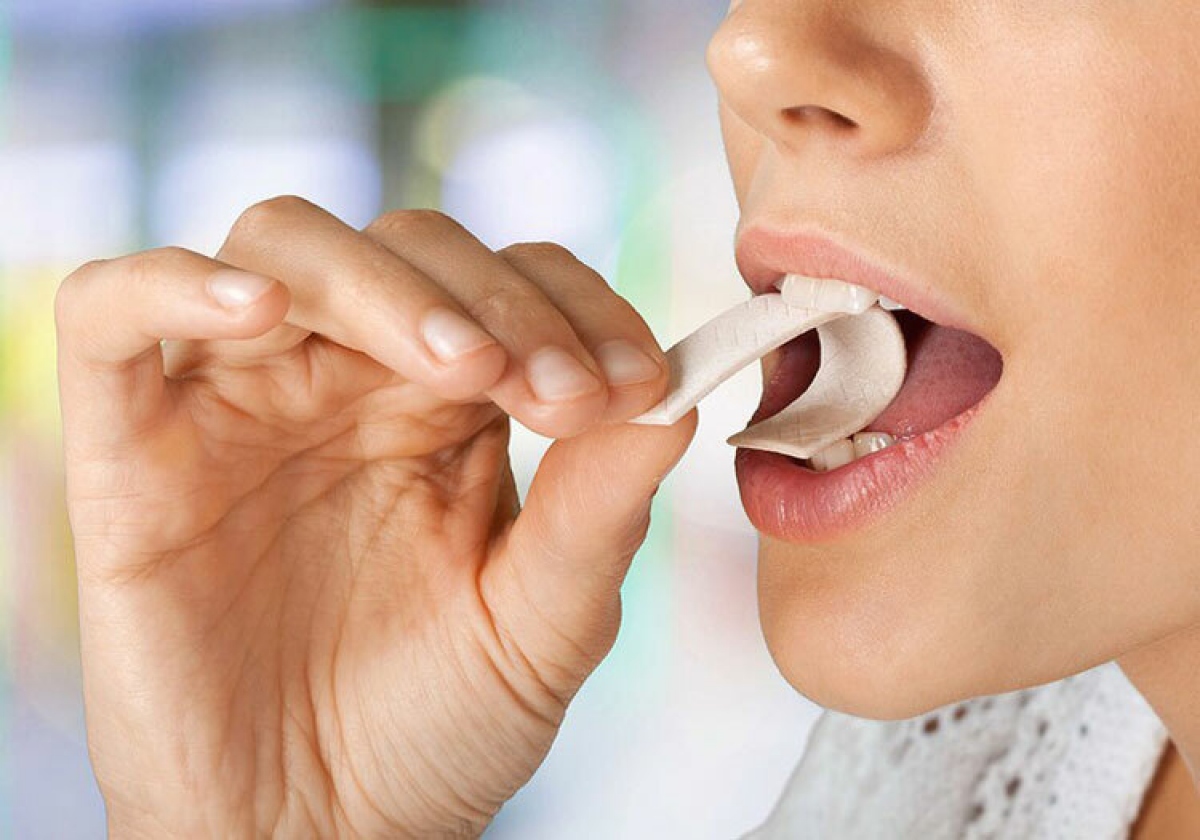 Nhai kẹo cao su liên tục làm da mất độ đàn hồi và gây nếp nhăn xung quanh má và miệng.