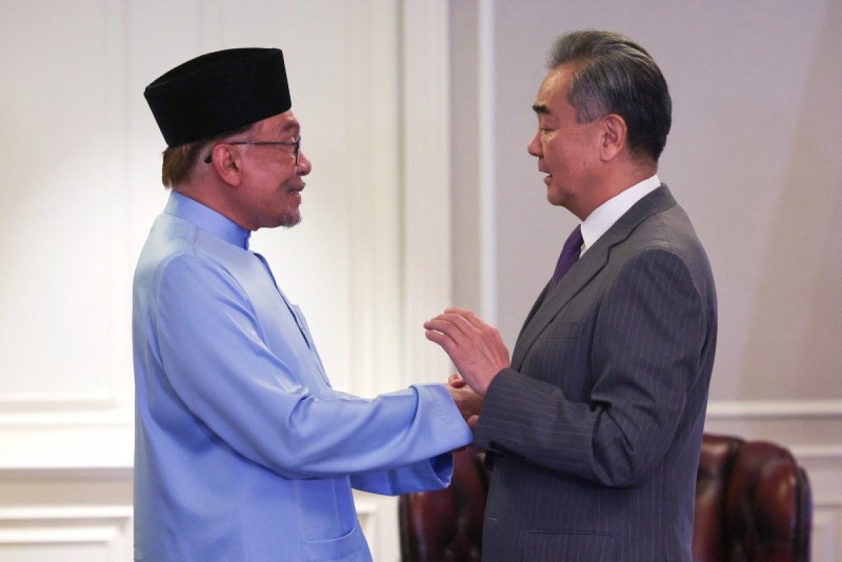 Thủ tướng Malaysia Anwar Ibrahim tiếp Ngoại trưởng Trung Quốc Vương Nghị ở Penang, Malaysia, hôm 11/8/2023. (Ảnh: Bernama)