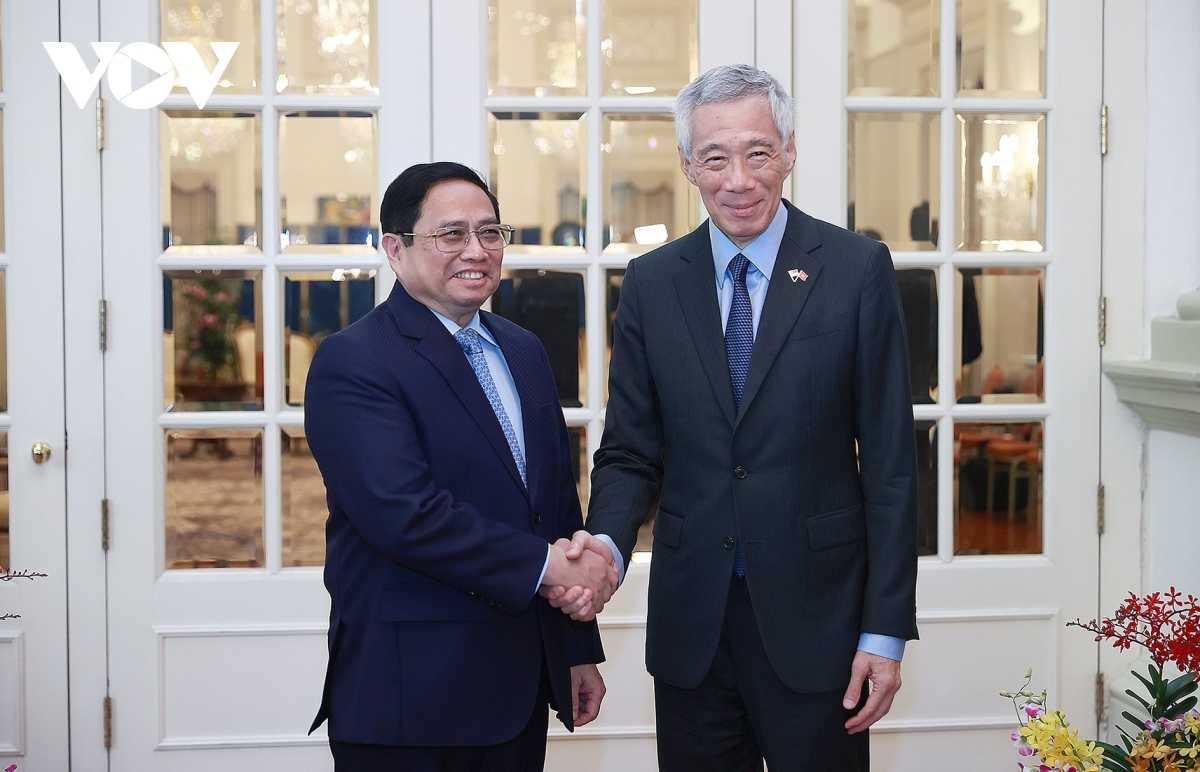 Thủ tướng Phạm Minh Chính (trái) và Thủ tướng Singapore Lý Hiển Long trong chuyến thăm chính thức Singapore vào tháng 2/2023.