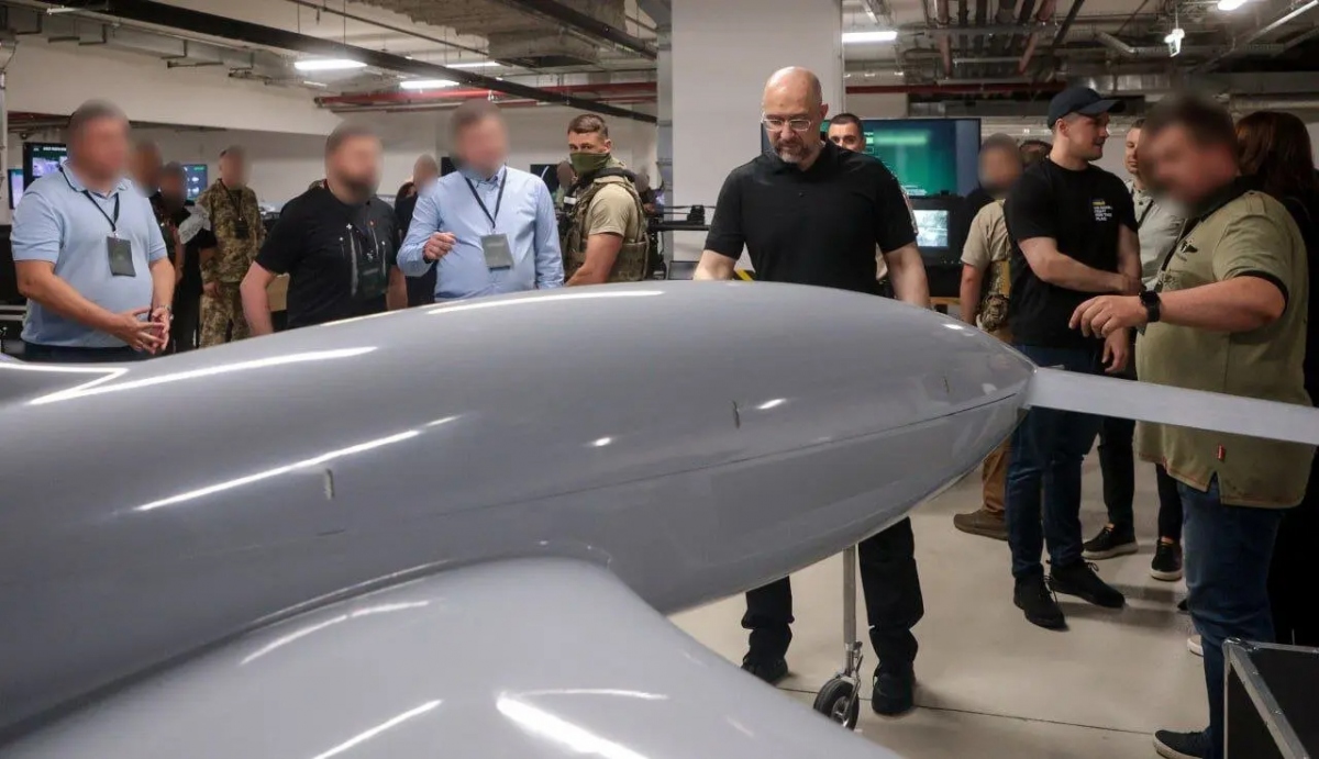 Thủ tướng Ukraine Denys Shmyhal thị sát cơ sở sản xuất UAV Bober. Ảnh: Chính phủ Ukraine