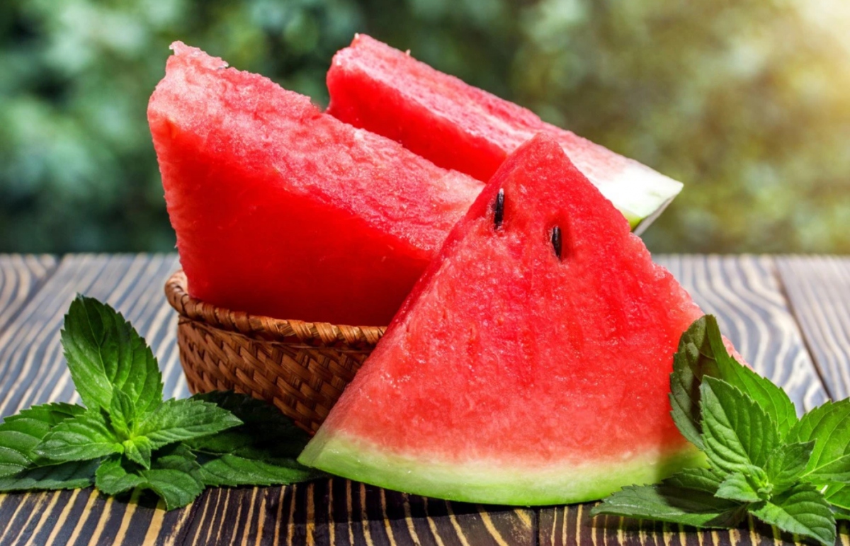 Dưa hấu: Dưa hấu chứa nhiều nước và ít calo (chỉ 46 calo mỗi cốc). Đây là siêu thực phẩm chống mất nước rất đáng được hoan nghênh vào mùa hè. Không chỉ là món tráng miệng, chúng còn có thể làm món salad hấp dẫn, nước ép kèm lá bạc hà thơm mát khoái khẩu...