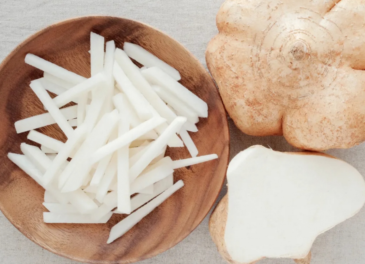 Củ đậu: Bên cạnh 90% là nước, củ đậu cũng chứa nhiều kali, vitamin C và sắt. Siêu thực phẩm này giúp bù nước cho ngày hè, đặc biệt phù hợp với người vừa ốm dậy, cần bổ sung thêm nước.