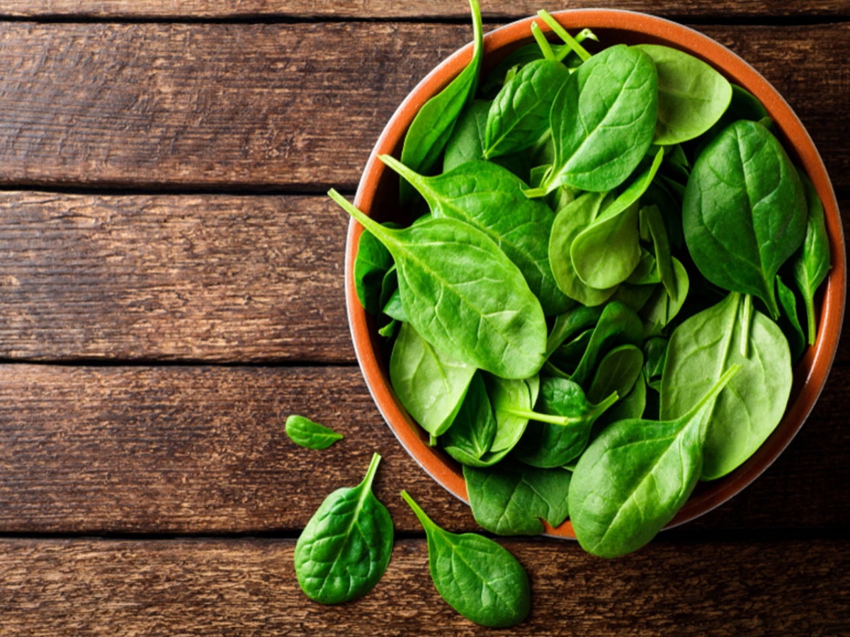 Rau bina nổi tiếng với các chất dinh dưỡng như sắt và vitamin K. Đây là những thành phần dinh dưỡng thiết yếu dành cho bệnh nhân tiểu đường. Rau bina chứa nhiều chất chống oxy hóa, bao gồm kaempferol, quercetin, lutein và zeaxanthin. Lutein và zeaxanthin có thểcải thiện thị lực và sức khỏe của mắt, kaempferol có thể phòng chống ung thư và quercetin có tác dụng tăng cường sức khỏe tim mạch, phòng ngừa các biến chứng tiểu đường.
