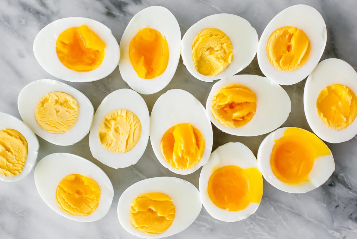 Trứng: Đây là một loại thực phẩm nhiều chức năng và là nguồn protein tuyệt vời. Hiệp hội Tiểu đường Hoa Kỳ coi trứng là một lựa chọn tuyệt vời cho những người mắc bệnh tiểu đường. Đó là bởi vì trong thành phần của một quả trứng lớn chỉ chứa khoảng nửa gram carbohydrate, vì vậy, nó không có khả năng làm tăng đường huyết.