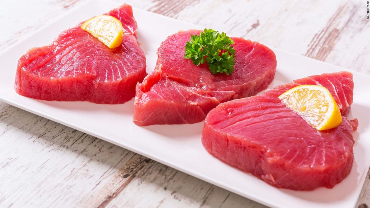 Cá ngừ: Cá ngừ chứa ít chất béo và calo, lại có nhiều protein. Thịt cá ngừ còn giúp tăng cường chức năng gan và ngăn ngừa các triệu chứng thiếu máu. Người bị tiểu đường nên chế biến các món ăn từ cá ngừ thường xuyên để tăng cường sức khỏe tốt hơn.