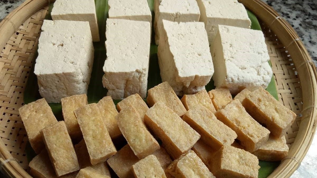 Đậu phụ: Đậu phụ có hoạt chất isoflavone giúp phòng ngừa tiểu đường. Ăn nhiều đậu phụ giúp giảm cholesterol, giảm đường trong máu, cải thiện dung nạp đường ở người đang bị tiểu đường.
