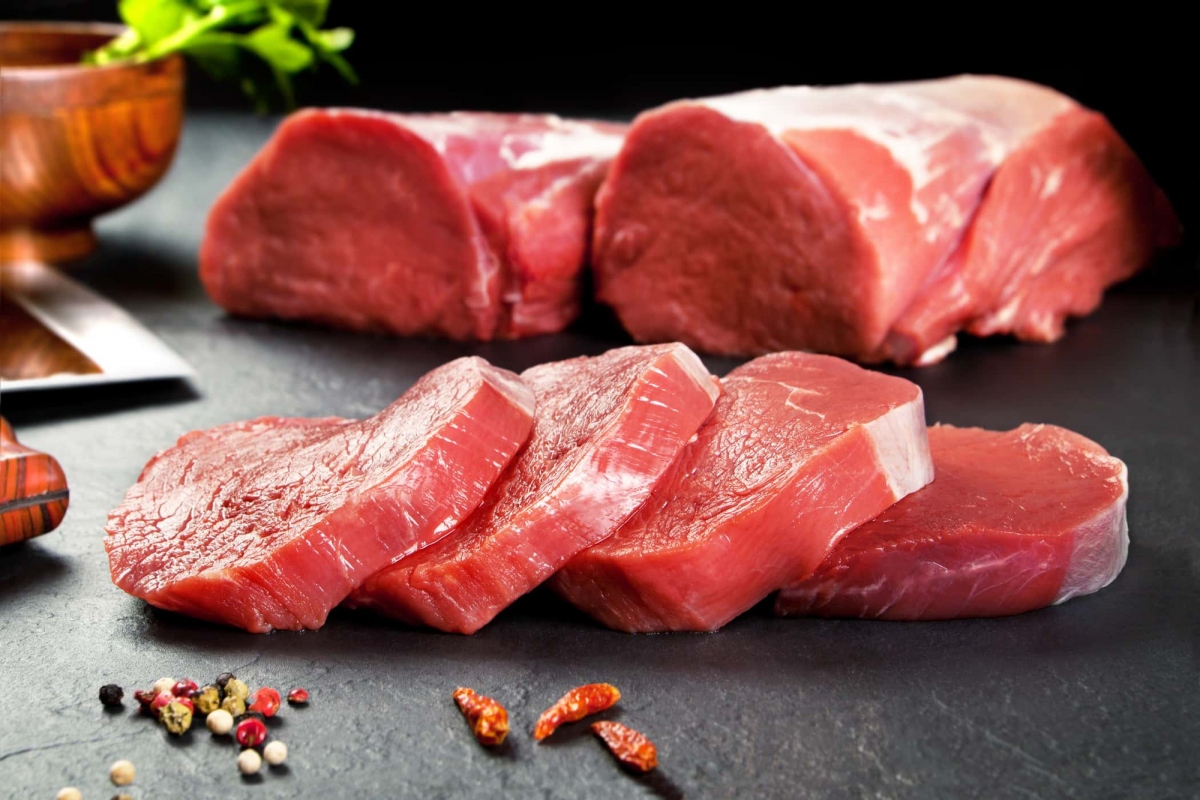 Thịt đỏ: Một nghiên cứu được công bố trên Tạp chí Tim mạch Châu Âu cho thấy, ăn thịt đỏ quá mức có thể làm tăng mức trimethylamine N-oxide (TMAO), làm tăng nguy cơ đau tim và đột quỵ. Bên cạnh đó, những thay đổi trong vi khuẩn đường ruột có thể góp phần gây ra bệnh Alzheimer - một chứng bệnh gây suy giảm trí nhớ và khả năng nhận thức của con người.