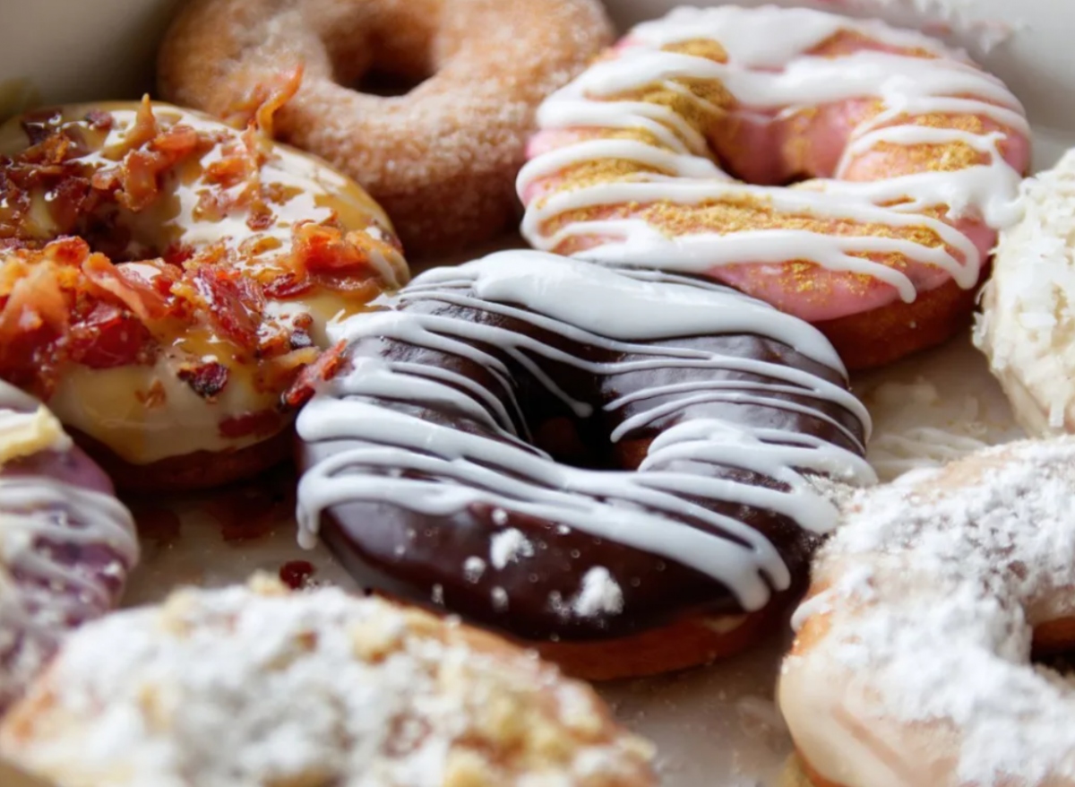 Bánh vòng (donut): Loại bánh này chứa rất nhiều đường hóa học. Nếu ăn quá nhiều bánh vòng, bạn có thể bị suy giảm khả năng nhận thức. Bên cạnh đó, loại bánh này cũng có hại cho sức khỏe tim mạch vì nó có chứa rất nhiều chất béo bão hòa và axit béo có hại. 