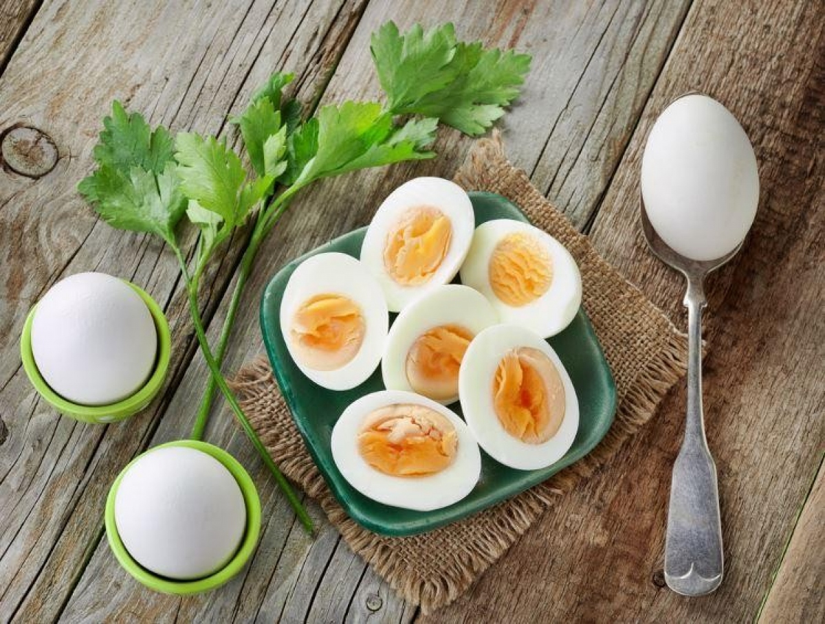 Trứng: Lòng đỏ trứng chứa axit béo omega-3 rất tốt cho cơ thể và hỗ trợ giảm cân. Ăn trứng trong bữa sáng sẽ giảm cảm giác thèm ăn, do đó cơ thể bạn sẽ tiêu thụ ít calo, giúp quá trình giảm cân diễn ra hiệu quả.