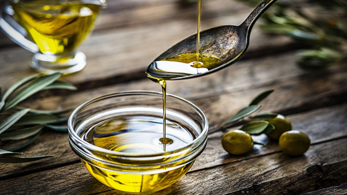 Dầu ô liu chứa một lượng lớn axit béo omega-3 và chất béo tốt có lợi cho cơ thể, giúp chống lại các tổn thương và giảm cân bởi các axit béo không bão hoà trong dầu ô liu có thể ngăn ngừa tình trạng tích lũy chất béo.