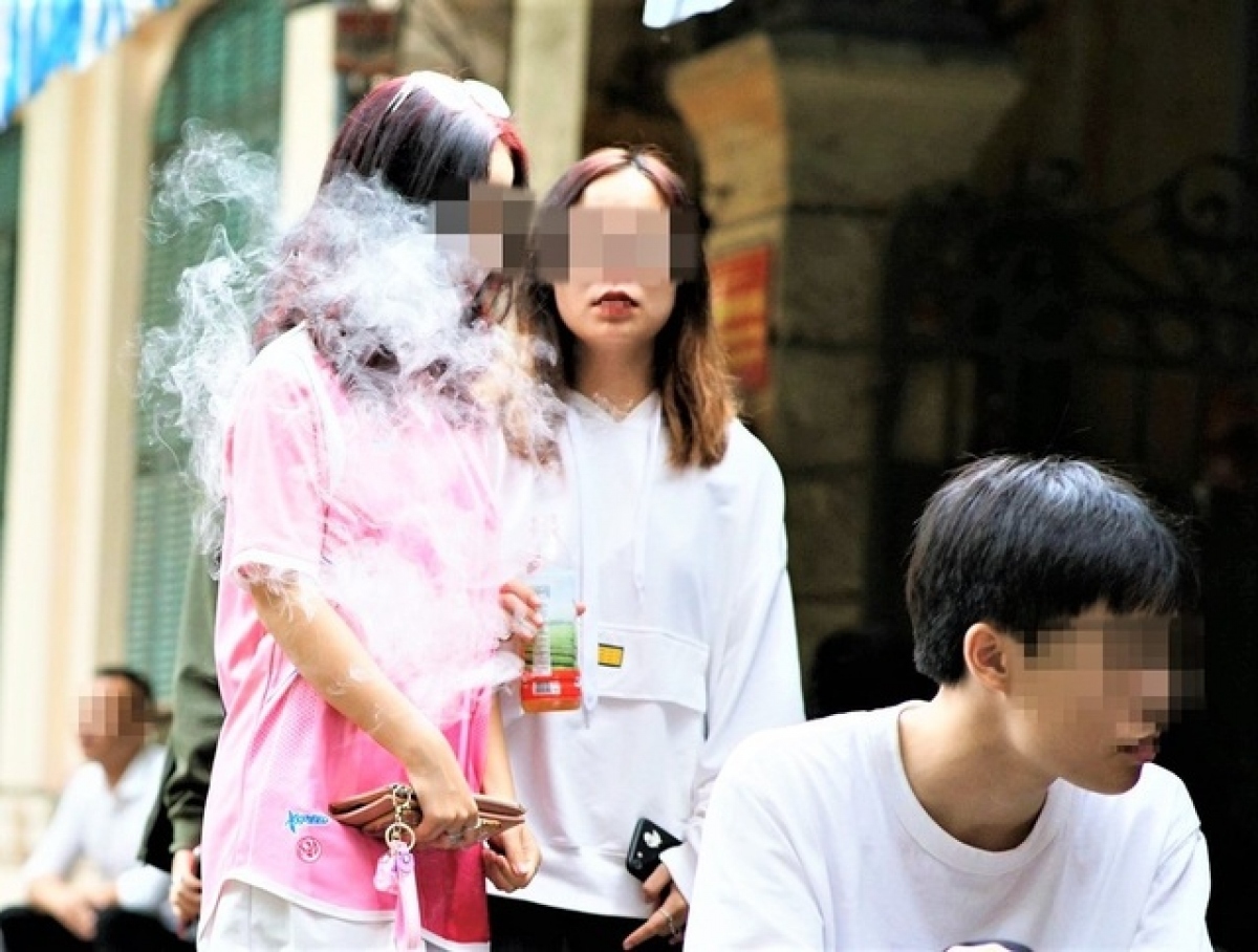 Dễ dàng bắt gặp học sinh sử dụng thuốc lá mới nhập lậu ngoài đường phố