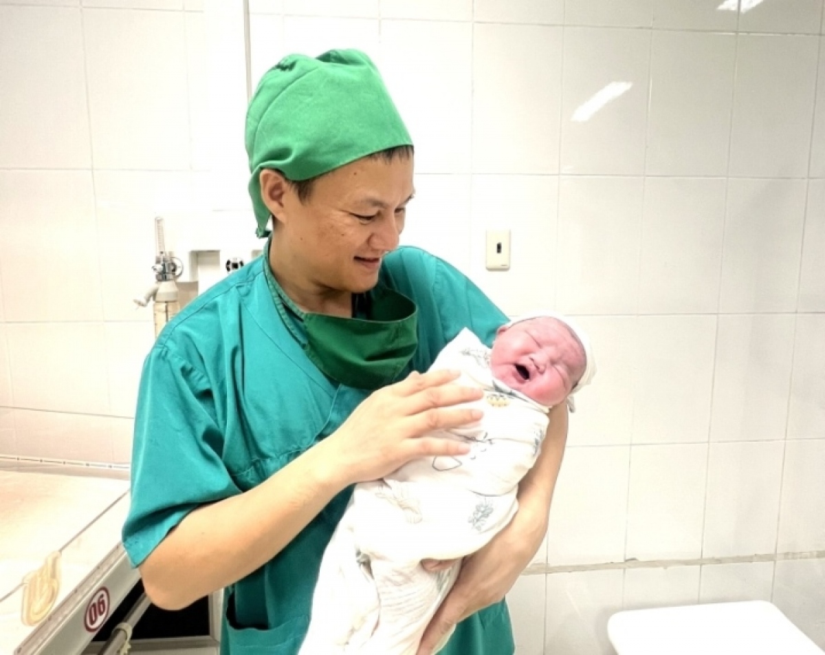 Sau 1 ngày phẫu thuật, hai mẹ con sức khỏe ổn định (Ảnh: BVCC)