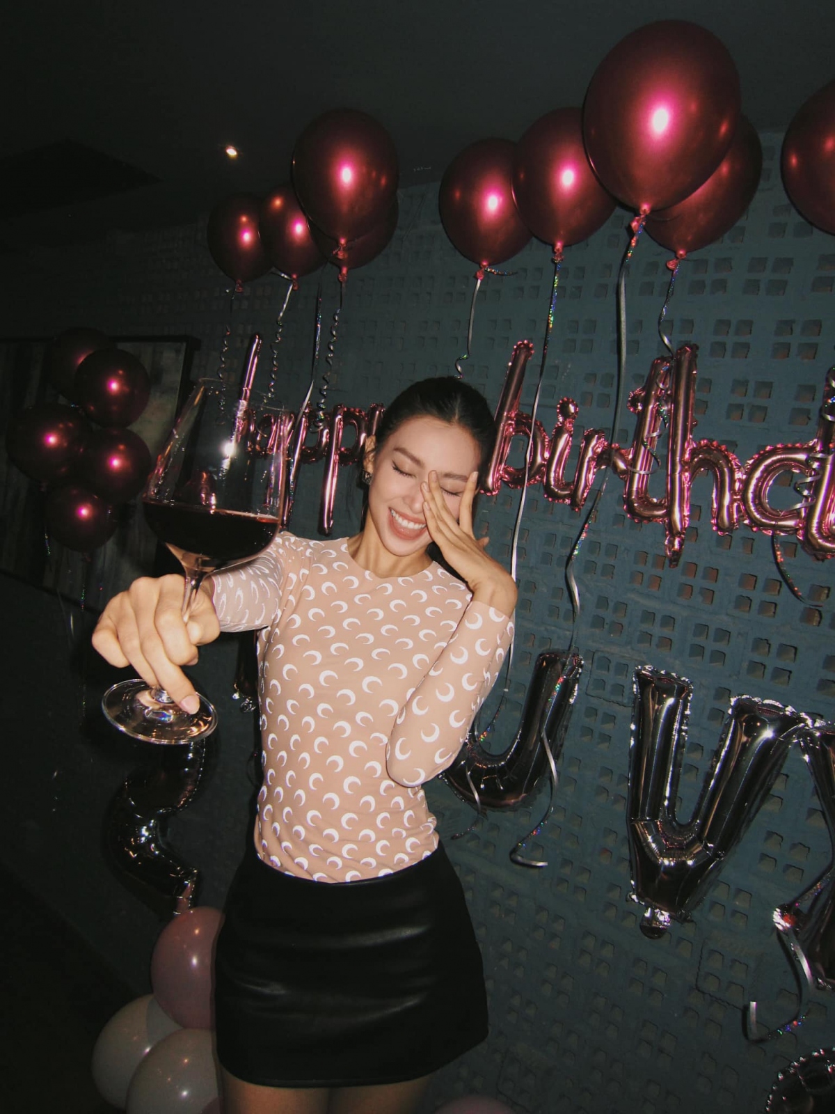 Mỹ nhân gốc Quảng Nam sở hữu vẻ đẹp chuẩn "tỷ lệ vàng" hiếm có của showbiz Việt.