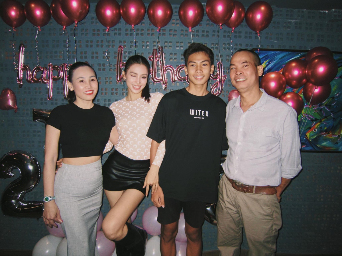 Tiểu Vy rạng rỡ trong khung hình chụp cùng bố mẹ và em trai.