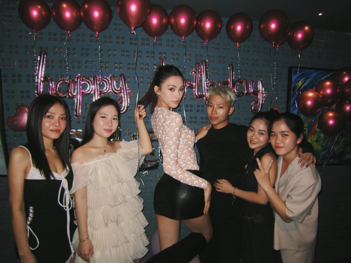 Cách đây không lâu, cộng đồng mạng lan truyền những bài đăng về việc Hoa hậu Tiểu Vy hẹn hò với một diễn viên Thái Lan nổi tiếng. Cụ thể, thông tin lan truyền bắt nguồn từ việc, cư dân mạng soi ra loạt hình ảnh có sự tương đồng, khi Hoa hậu Tiểu Vy và diễn viên Nicky Nachat được cho là ở cùng địa điểm. Thậm chí, Hoa hậu Việt Nam 2018 vướng nghi vấn mặc áo của nam tài tử Thái Lan. Ngoài ra, cư dân mạng còn phát hiện nam diễn viên đình đám xứ Chùa vàng đã âm thầm theo dõi Tiểu Vy trên các trang mạng xã hội và chăm chỉ thả tim cho nàng hậu.