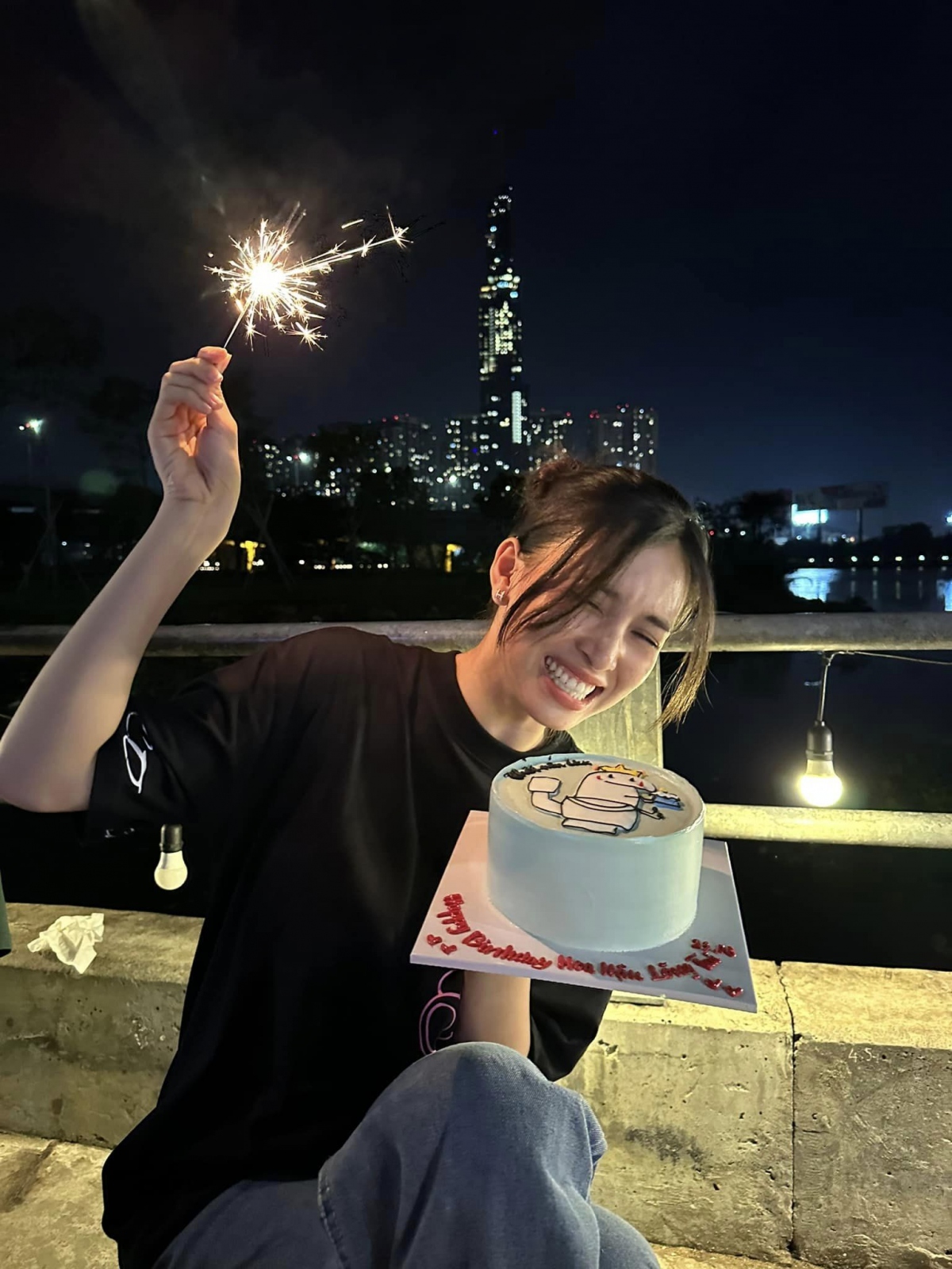 Hoa hậu Tiểu Vy sinh năm 2000, đăng quang Hoa hậu Việt Nam 2018. Cô từng tham gia cuộc thi Miss World 2018 (Hoa hậu Thế giới) diễn ra tại Trung Quốc và lọt Top 32 phần thi Top Model; Top 5 dự án nhân ái - một trong những phần thi mang tính chất quyết định ở Miss World; Top 30 phần thi Tài năng. Trước khi vướng tin đồn hẹn hò với diễn viên Thái Lan, Hoa hậu Trần Tiểu Vy từng lên tiếng phủ nhận chuyện hẹn hò với ông Đặng Lê Nguyên Vũ. Đây cũng là lần hiếm hoi Hoa hậu Trần Tiểu Vy lên tiếng về tin đồn tình cảm. Nàng hậu cũng từng vướng nghi vấn hẹn hò với ca sĩ Quân A.P, vận động viên bóng chuyền Trần Đình Hiếu.