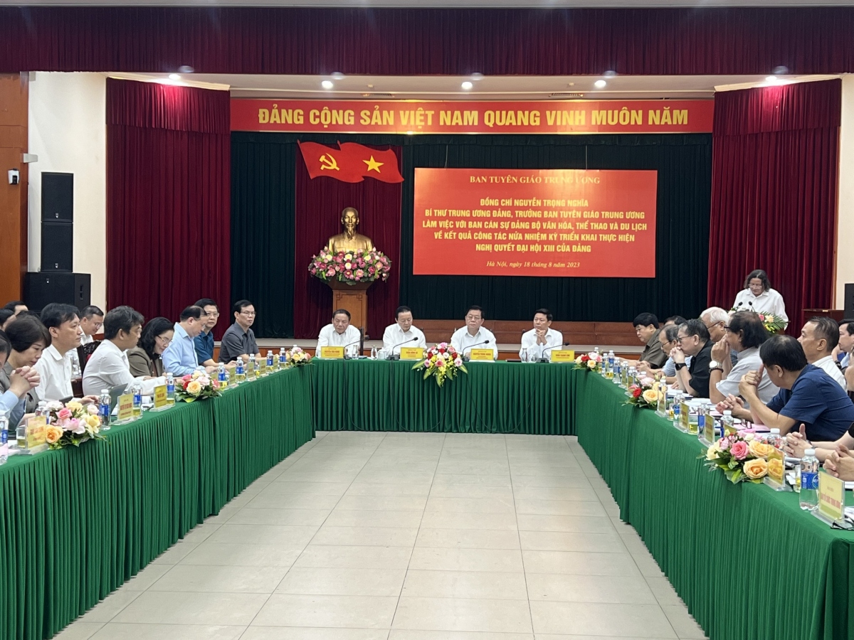 Toàn cảnh buổi làm việc.