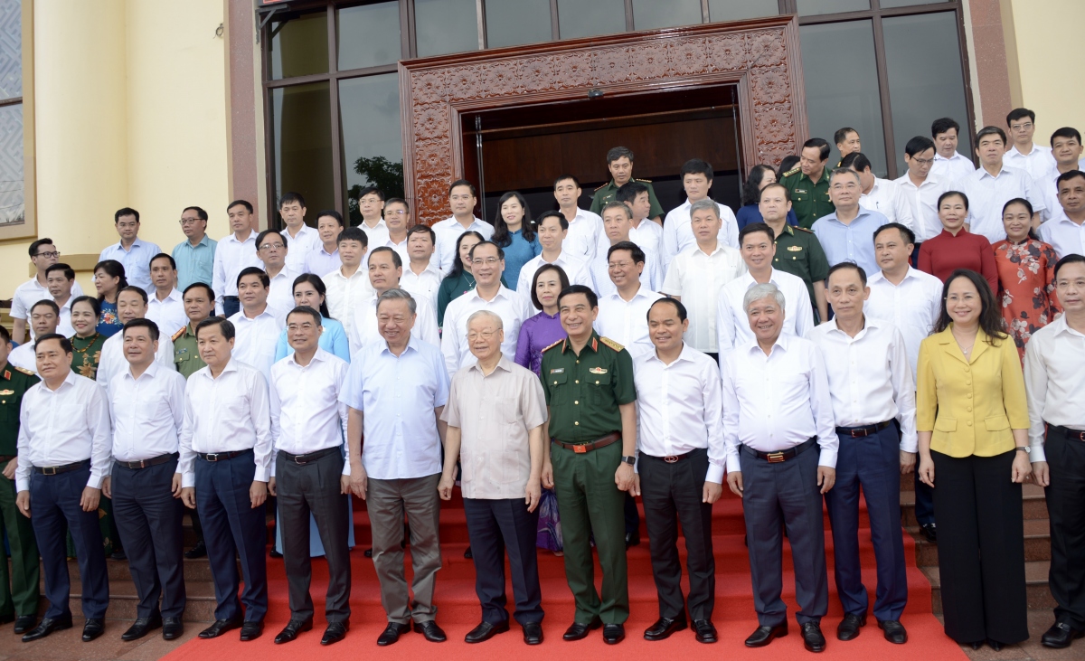 Tổng Bí thư Nguyễn Phú Trọng và đoàn công tác chụp ảnh cùng các cán bộ lãnh đạo tỉnh Lạng Sơn
