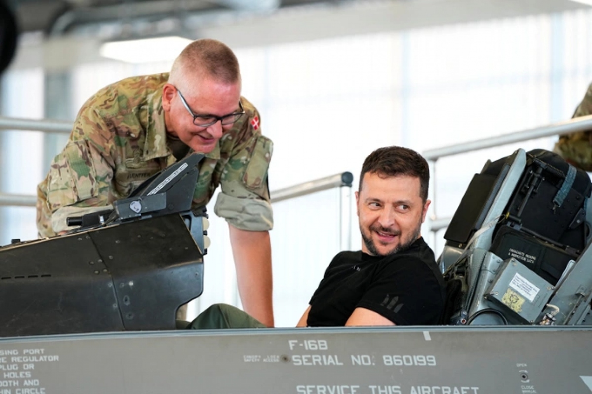 Tổng thống Ukraine Volodymyr Zelensky ngồi trong máy bay chiến đấu F-16 tại căn cứ không quân Skrydstrup ở Vojens, Đan Mạch ngày 20/8. Ảnh: Reuters