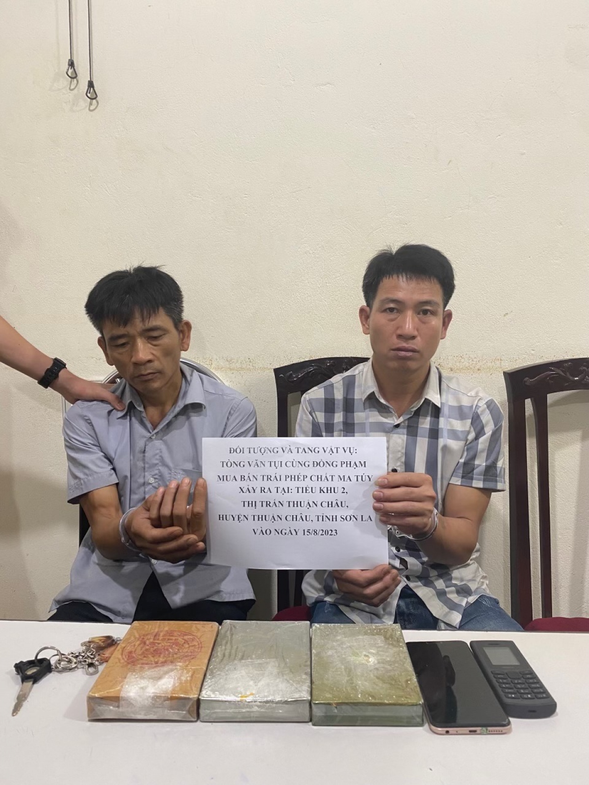 Tòng Văn Tụi (bên trái) cùng đồng bọn bị bắt giữ cùng 3 bánh heroin