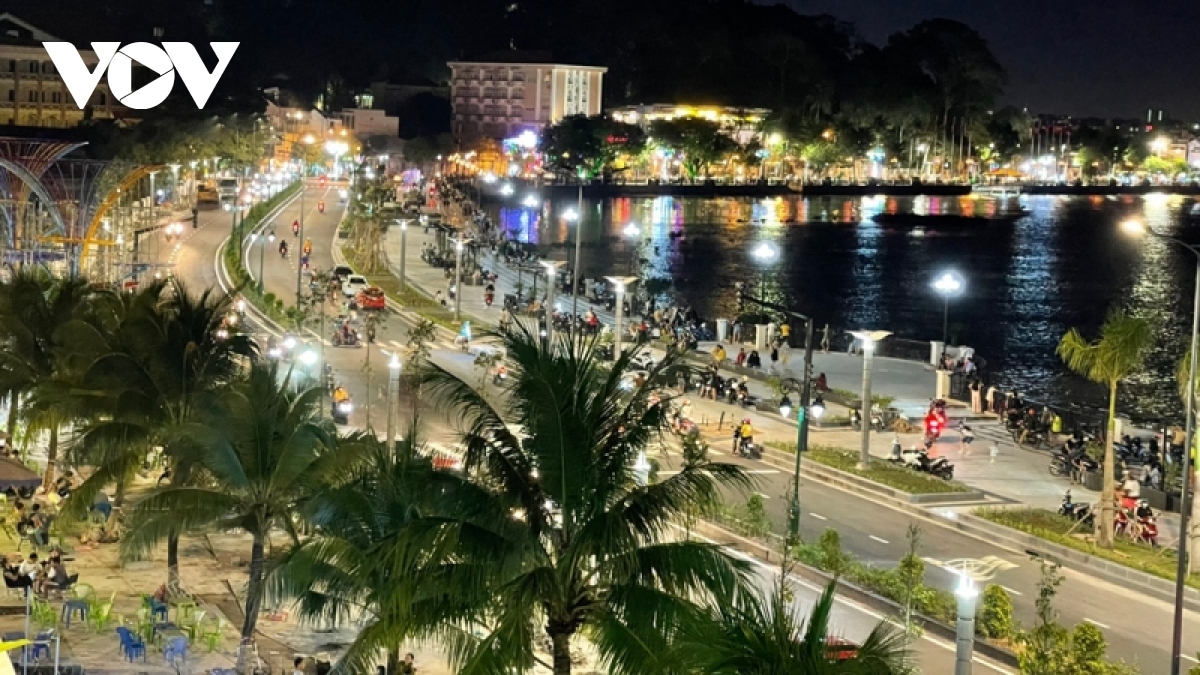 The locality is home to several tourist spots, namely Phu Cuong Church, Tay Tang Pagoda with the largest statue made of hair, Ba Pagoda, Dai Nam Tourist Area, and Tuong Binh Hiep lacquer village.