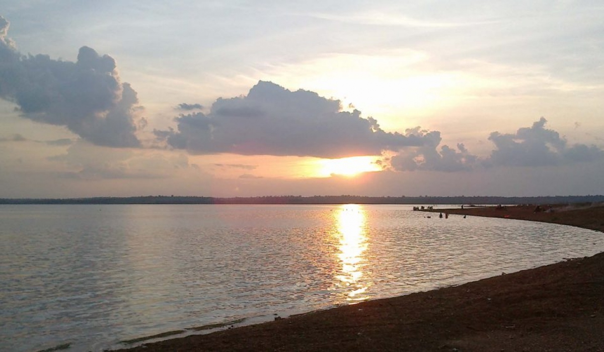 Tri An Lake appears at its most beautiful during sunrise and sunset, with this being the best time for travelers to take a walk or ride a boat along the lake to enjoy the poetic scenery.