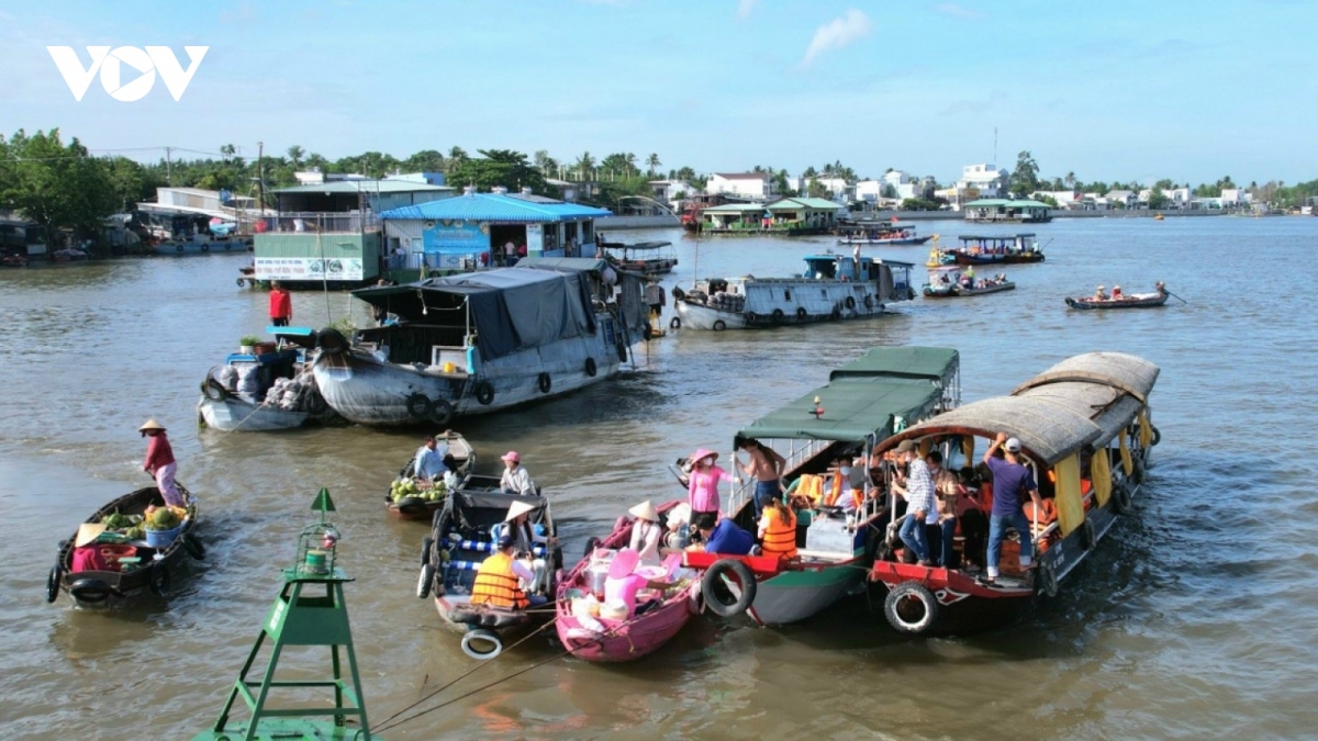 Visitors should not miss out on experiencing the bustling atmosphere at Cai Be Floating Market and purchase some local fruits and vegetables.
