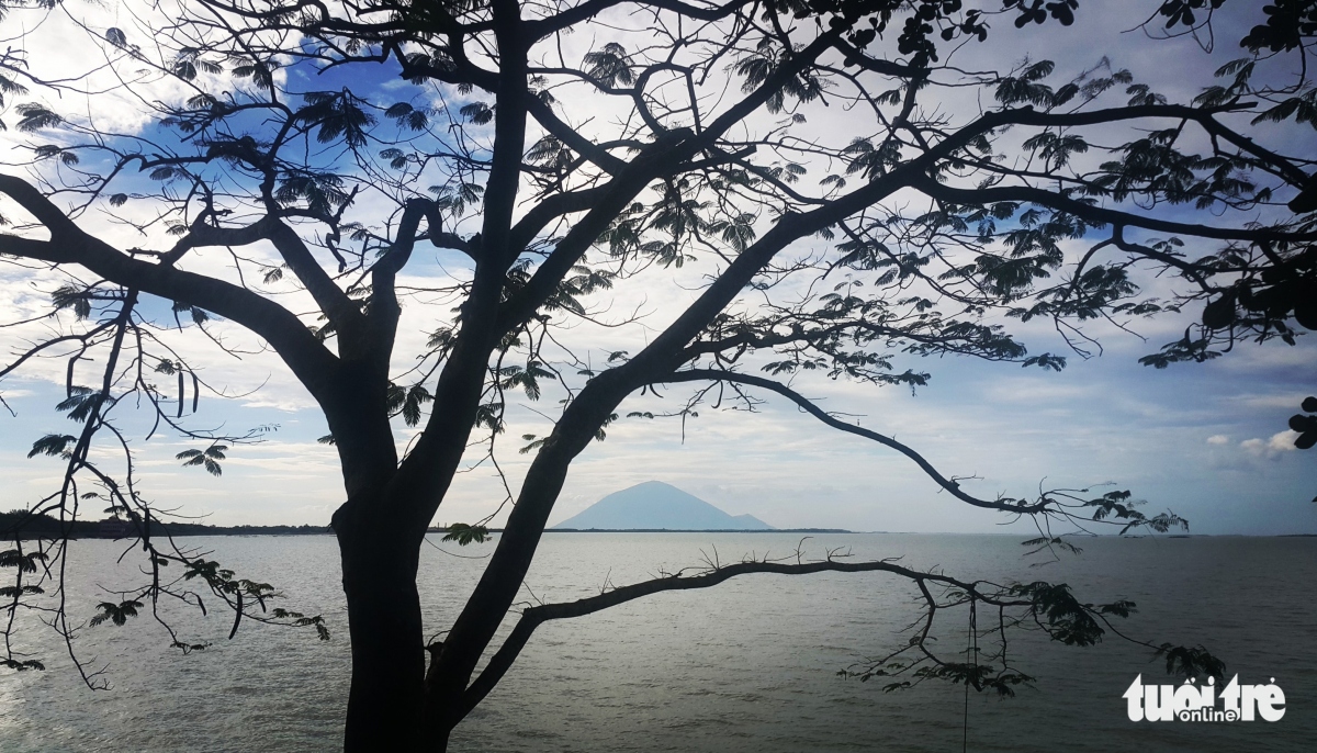Dau Tieng Lake is about 80 kilometres from Ho Chi Minh City and offers a picturesque picnic spot. Visitors have the perfect opportunity to witness the sunrise amid the majestic Ba and Cau Mountains. (Photo: Tuoitre.vn)