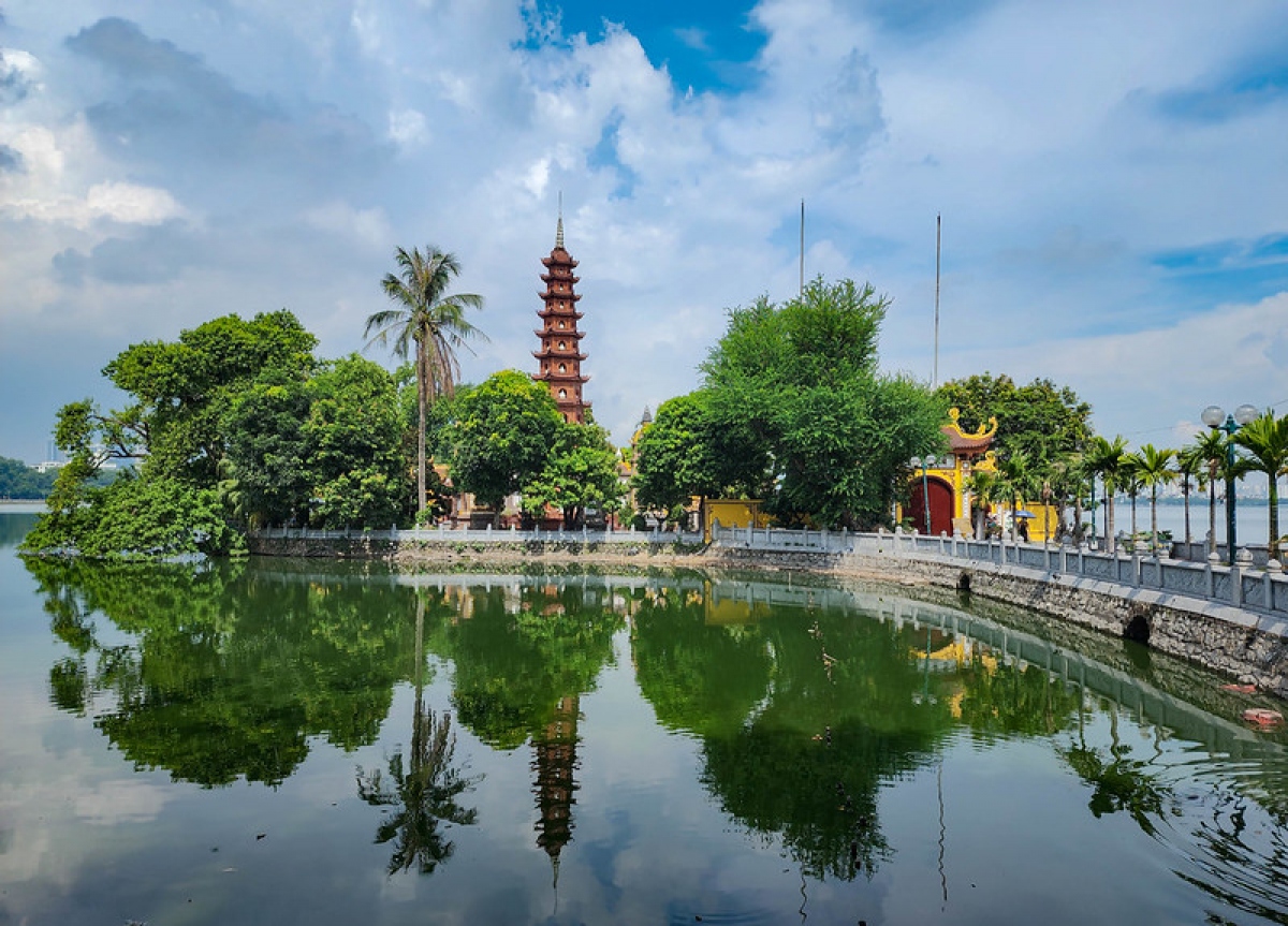 Tran Quoc pagoda is one of the major tourist destinations in Hanoi. (Photo courtesy of Iwandered)