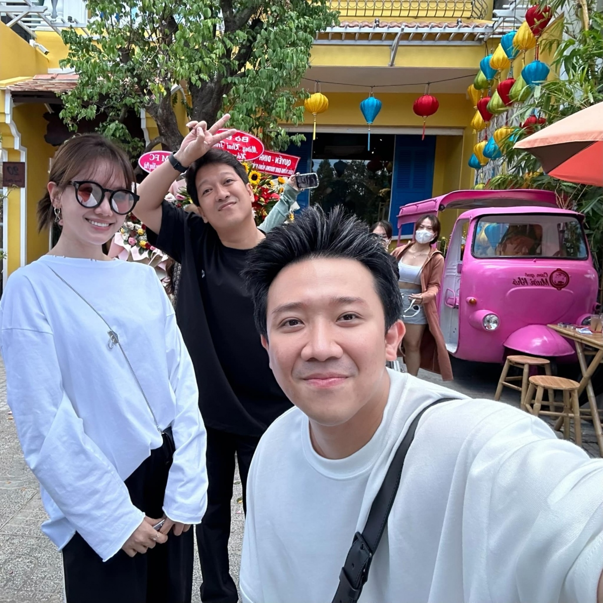 Vợ chồng Trấn Thành và Hari Won dành thời gian đến chúc mừng Trường Giang khai trương cơ sở kinh doanh.