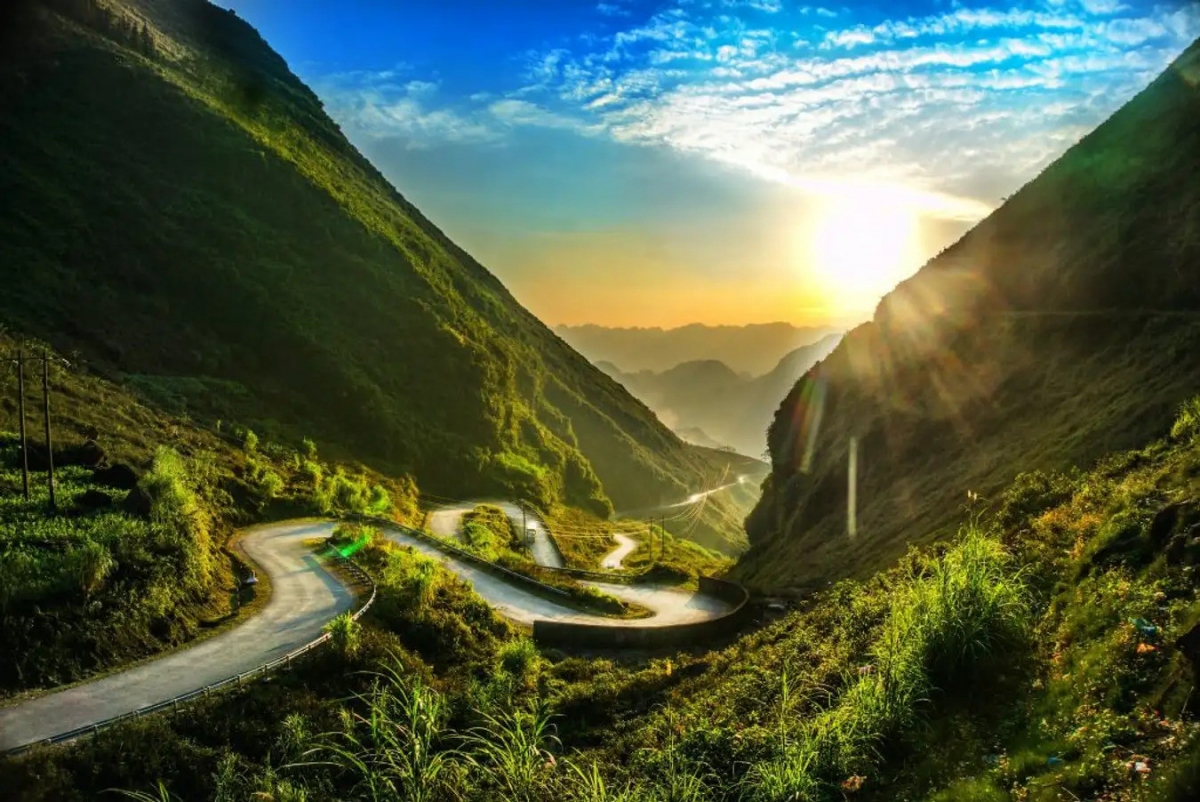 Ha Giang province can be considered the best place for mountain views. Staying in a simple village homestay, one can hike out to minority villages and rice terraces tucked between the soaring limestone peaks, and motor or peda) over some of the country’s most spectacular passes. There is a chance to snap plenty of photos on the winding mountain road between Ha Giang town, Dong Van, and Meo Vac.