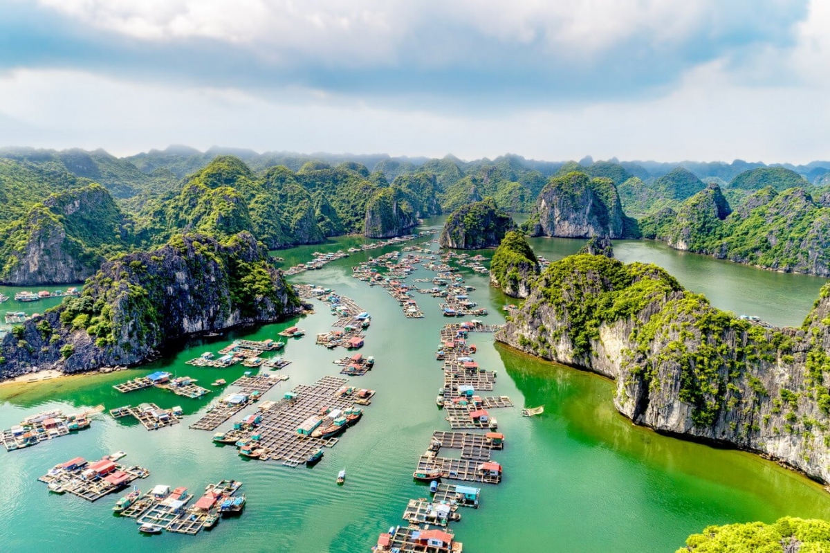 Lan Ha Bay and Bai Tu Long Bay is the best place to snap iconic photos. While trips to Ha Long Bay are highly commercialised with motorized luxury junks blowing diesel fumes around the eroded karst islands, Lan Ha Bay and Bai Tu Long Bay are a bit more laid-back. Indeed, any photos won’t have quite so many cruise ships in the background.