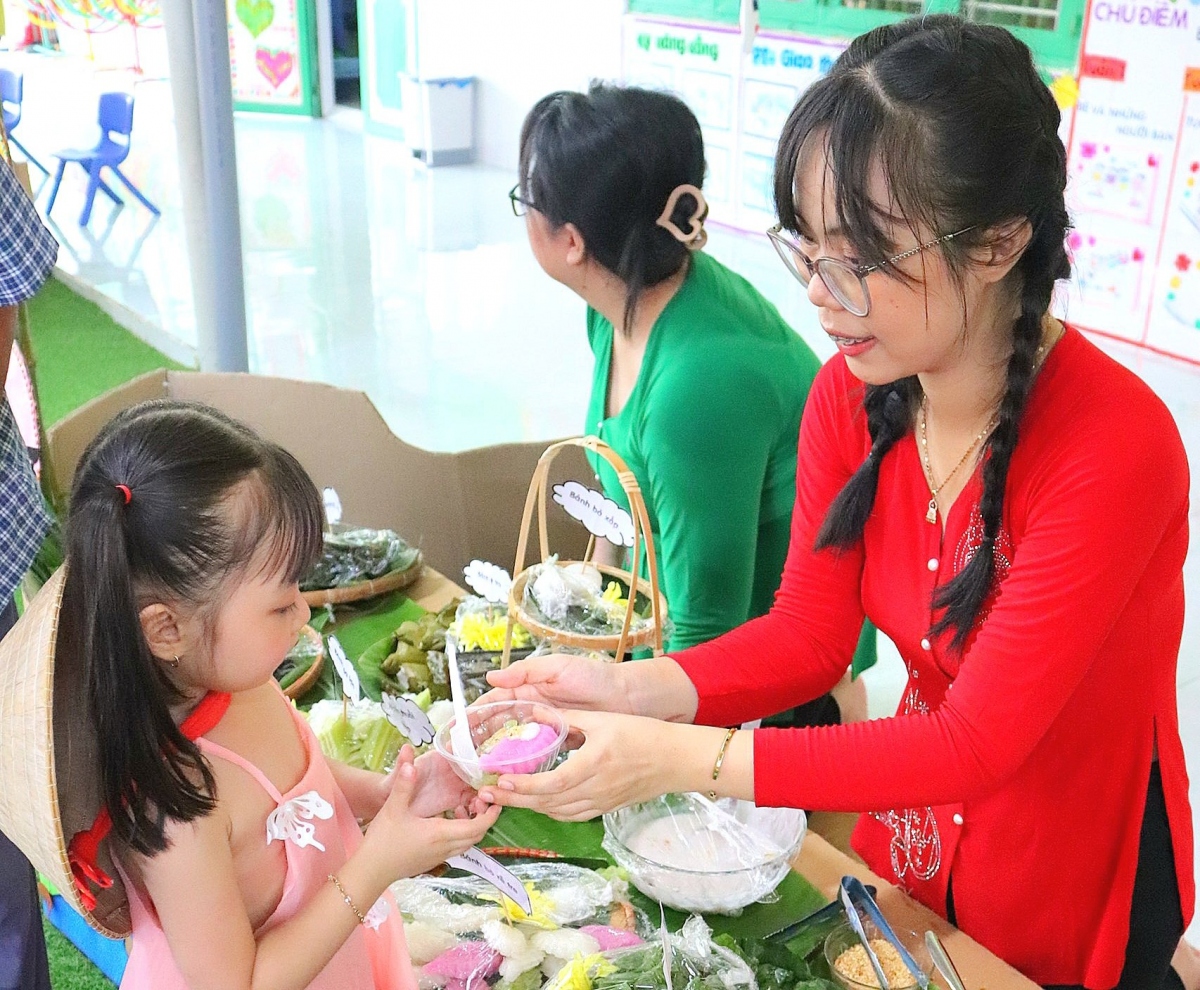 Trình diễn thời trang trong không gian chợ xưa, tái hiện không gian miệt vườn sông nước ở các cơ sở giáo dục trên địa bàn Cần Thơ mang ý nghĩa thiết thực. Nó không chỉ là sân chơi bổ ích, thú vị mà còn là dịp để trẻ em biết được nét đẹp văn hóa - đậm đà bản sắc, từ đó lưu giữ những giá trị truyền thống lâu đời này.