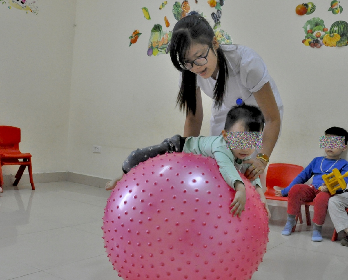 Trẻ chậm phát triển vận động cần được phát hiện sớm và can thiệp kịp thời
