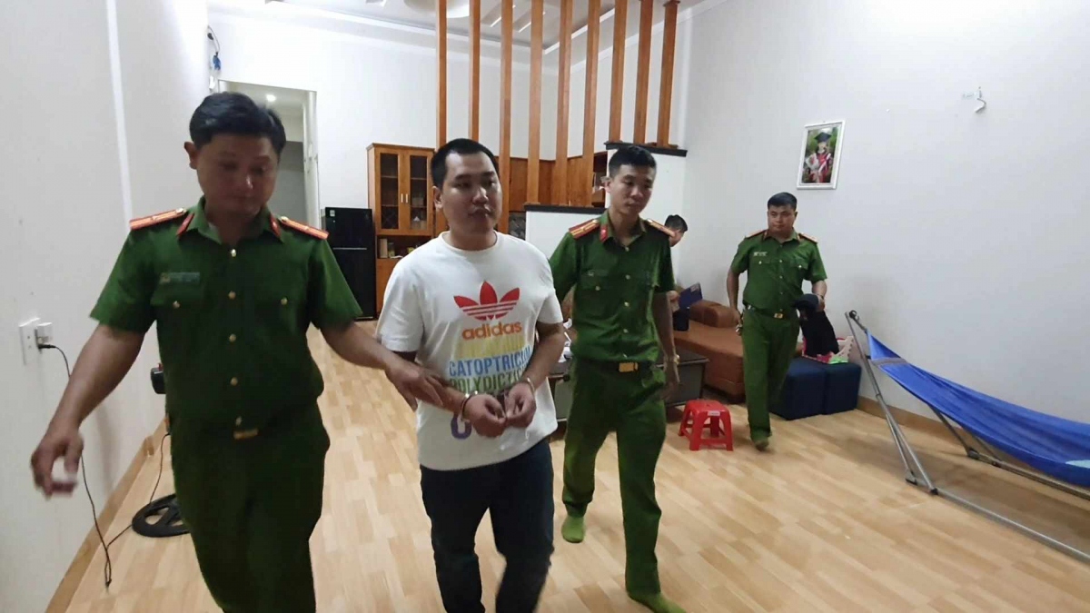 Trúc bị công an bắt giữ khi lén về thăm nhà