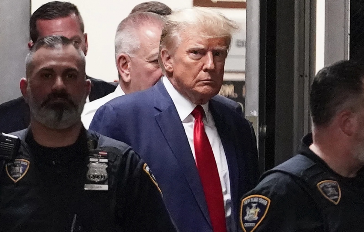 Cựu Tổng thống Donald Trump được hộ tống đến phòng xử án, ngày 4/4/2023, tại New York. (Ảnh AP)
