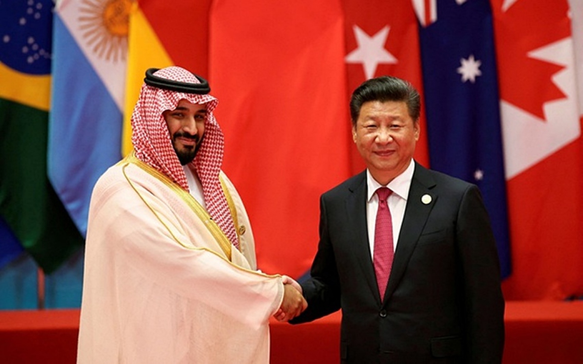 Chủ tịch Trung Quốc Tập Cận Bình bắt tay với Thái tử Saudi Arabia Mohammed bin Salman. Ảnh: Reuters.
