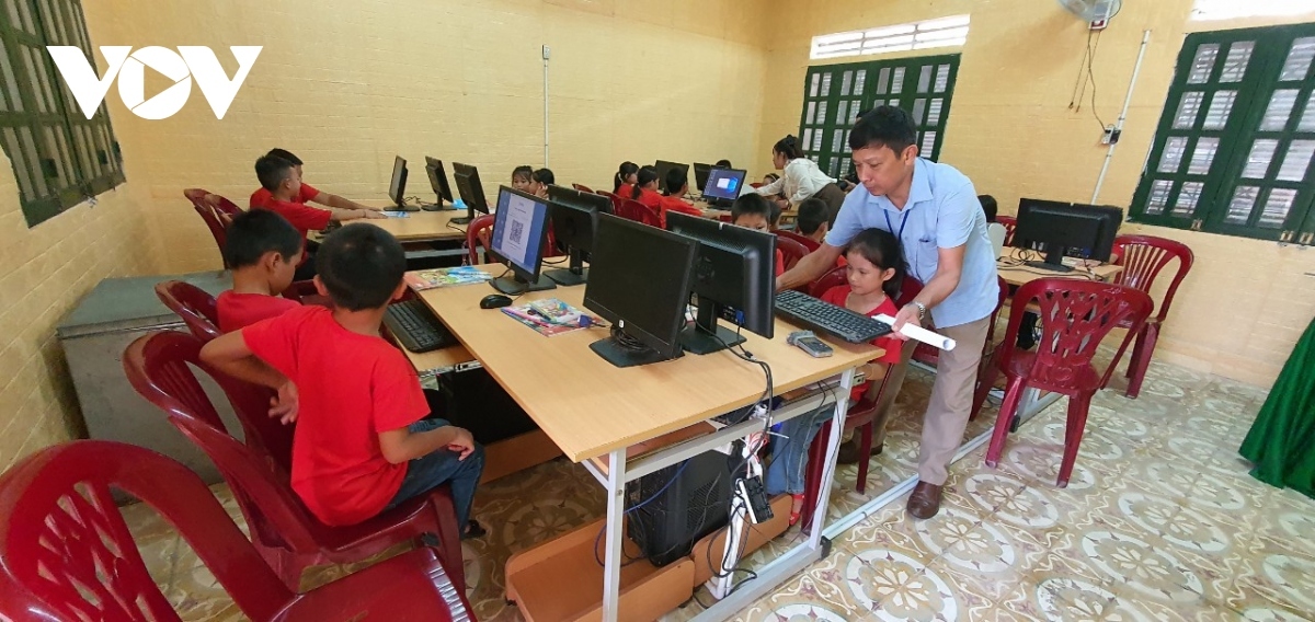 Trường Tiểu học Châu Thôn, huyện biên giới Quế Phong, tỉnh Nghệ An học thực hành môn tin học