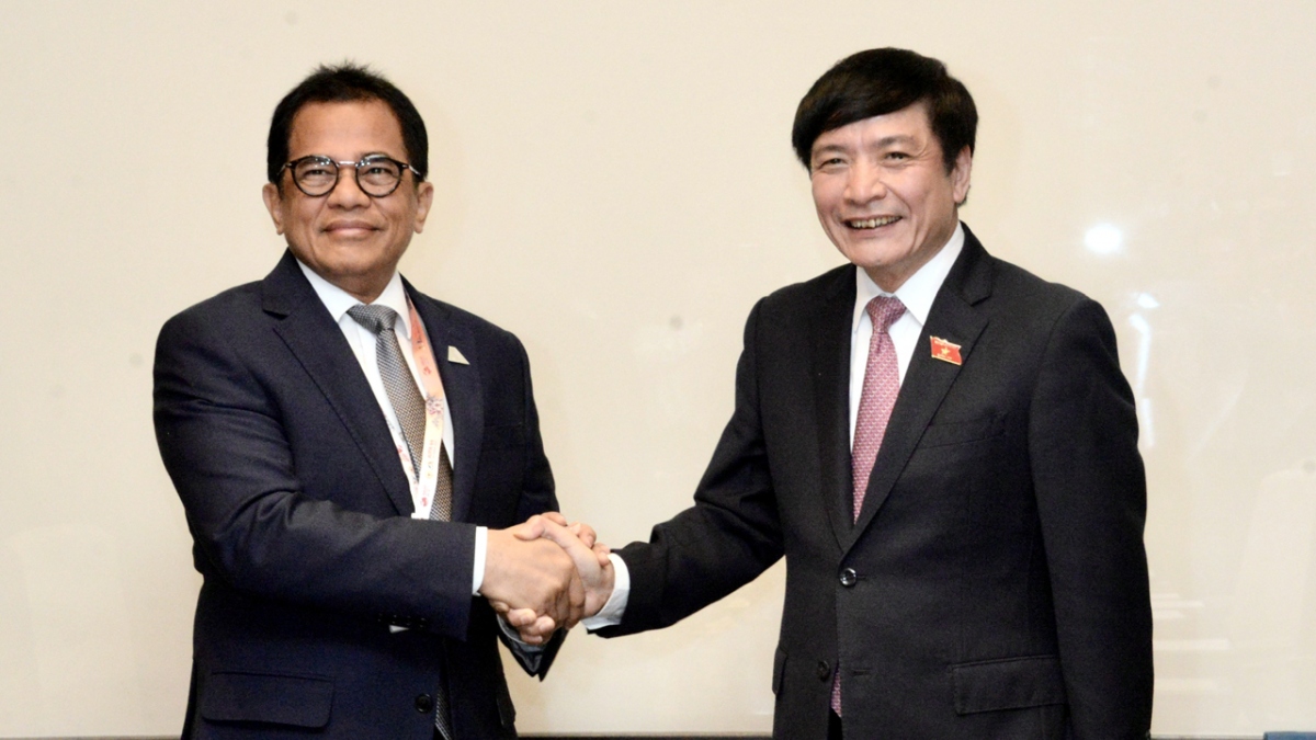 Tổng Thư ký Quốc hội Bùi Văn Cường và Tổng Thư ký Hạ viện Cộng hòa Indonesia Indra Iskandar