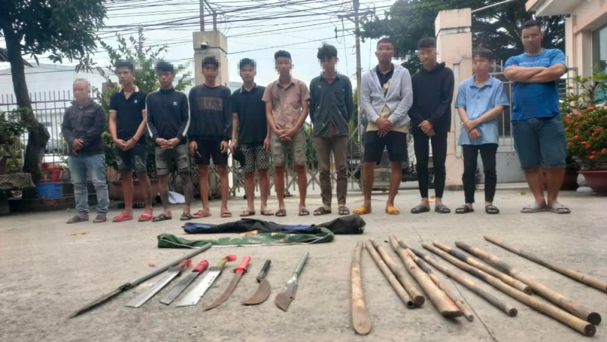 Nhóm thanh thiếu niên cùng tang vật bị đưa về trụ sở công an làm việc (ảnh: CA).