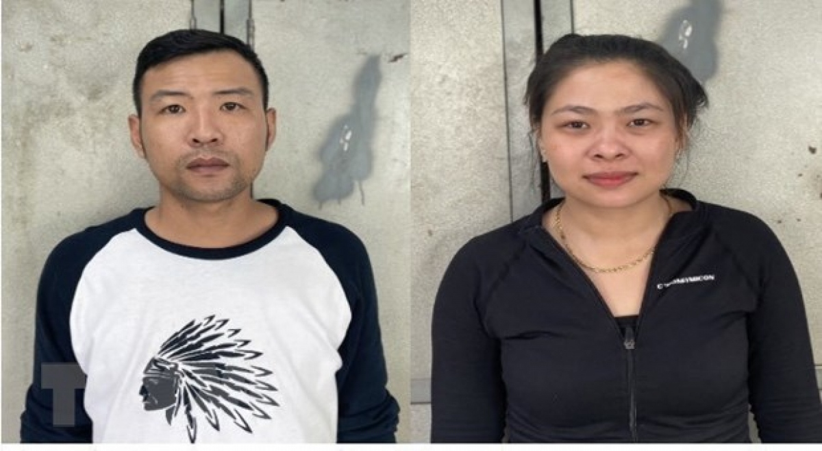 Hai đối tượng Danh Tuấn (bên trái) và Trần Thị Hạnh tại cơ quan công an (Ảnh: TTXVN)