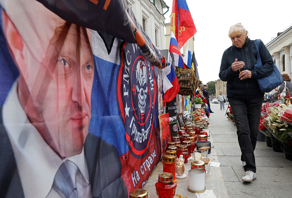 Người dân Nga tưởng niệm ông chủ Wagner tại Moscow. Ảnh: Reuters
