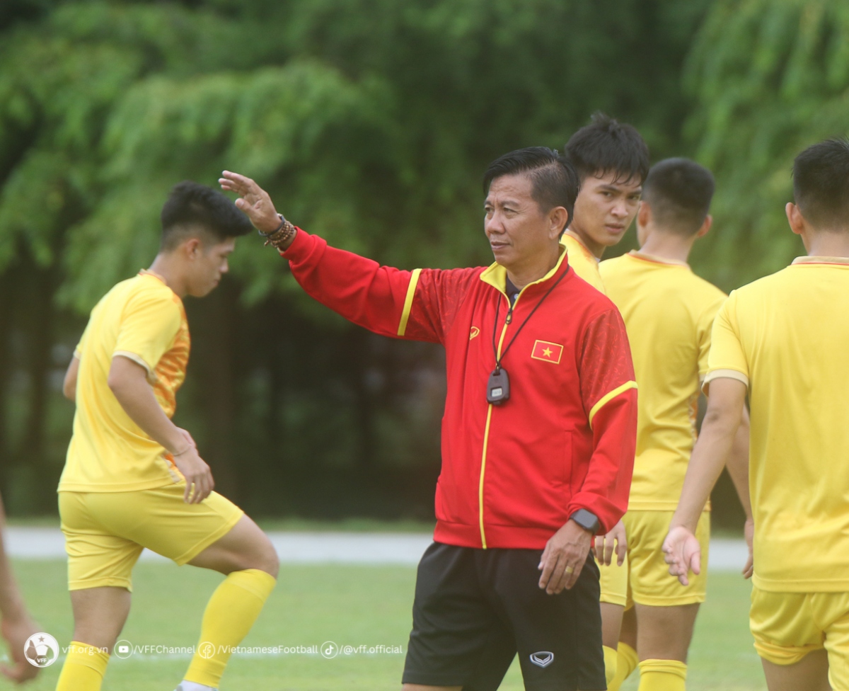 HLV Hoàng Anh Tuấn có thể sẽ xoay tua đội hình U23 Việt Nam do chỉ có 1 ngày nghỉ ngơi và chuẩn bị cho trận gặp U23 Philippines. (Ảnh: VFF)