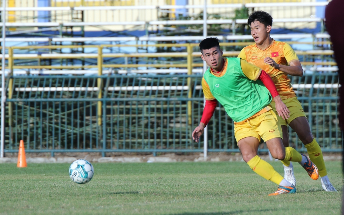 Trong khi U23 Việt Nam ra sân tập luyện, thì hai đối thủ ở bảng C là U23 Lào và U23 Philippines đã hoà 2-2 vào buổi chiều nay.