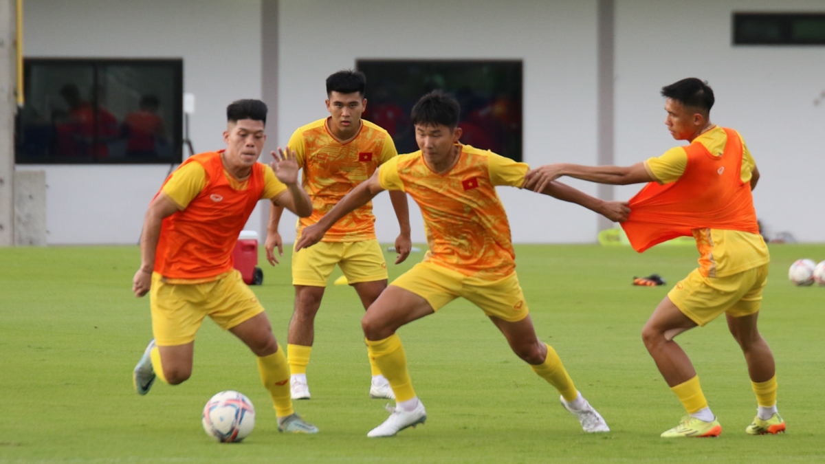 U23 Việt Nam tập luyện trước trận gặp U23 Bahrain. (Ảnh: VFF)